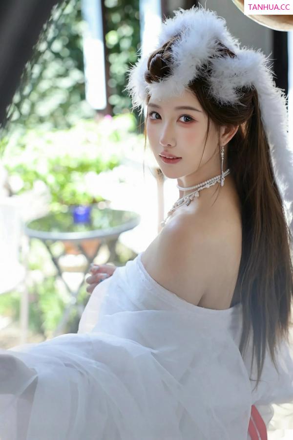   [XiuRen]高清写真图 2025.10.09 No.10843 金允希Yuki 低胸长裙第16张图片